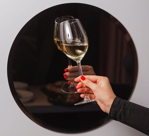 hold the wine glass